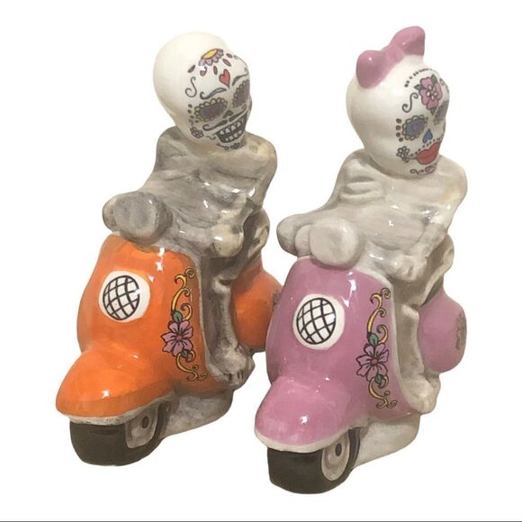 Skull stoneware salt and pepper shakers by Cracker Barrel - Picture 2 of 4